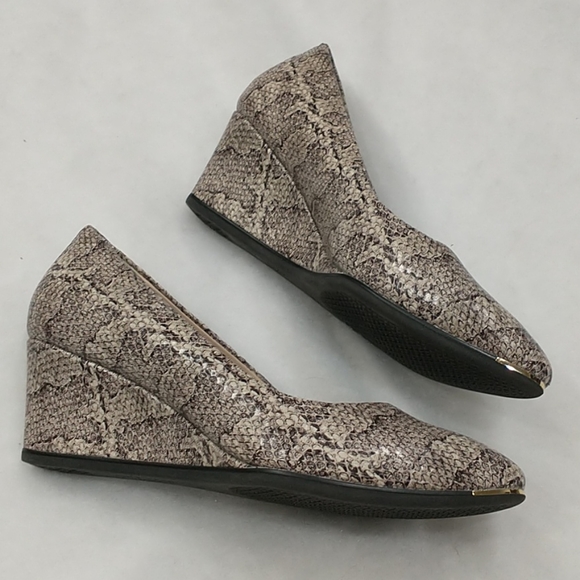 Cole Hann Grand Ambition Wedge Heel Pump in a snake, Size 9 - Picture 2 of 8